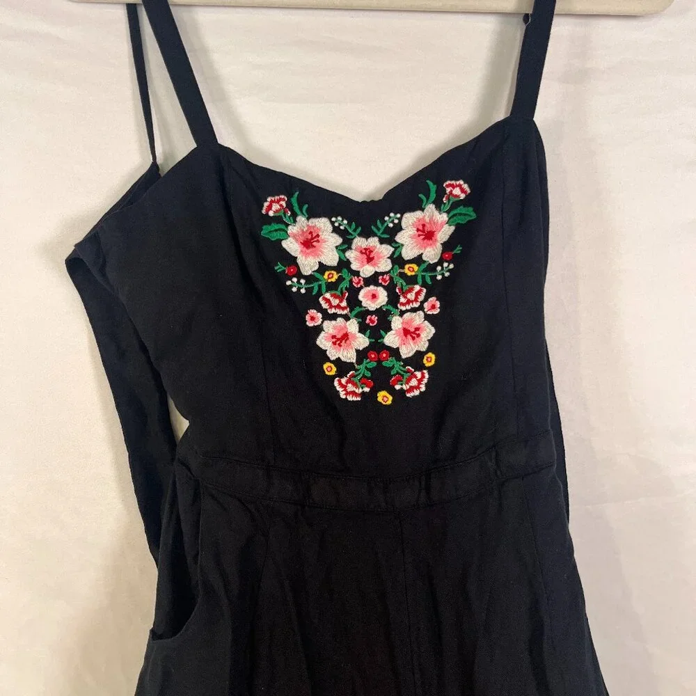 🌿 Hollister Embroidered Floral Lace-Up Romper 🌿 - Picture 1 of 4